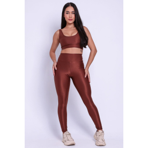 Conjunto Legging + Top Canelado de Compressão na cor marrom café, vista frontal em pé