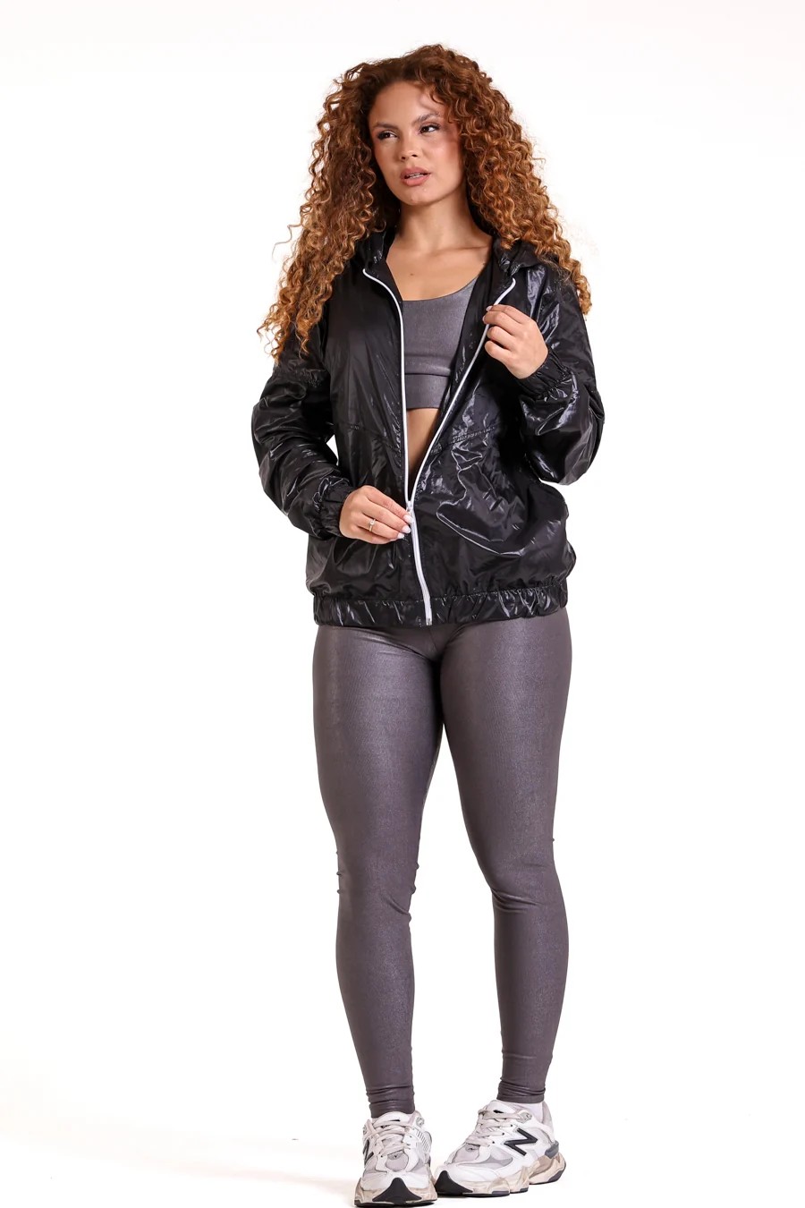 Conjunto fitness cinza com jaqueta preta em foto de estúdio BFF Fitness