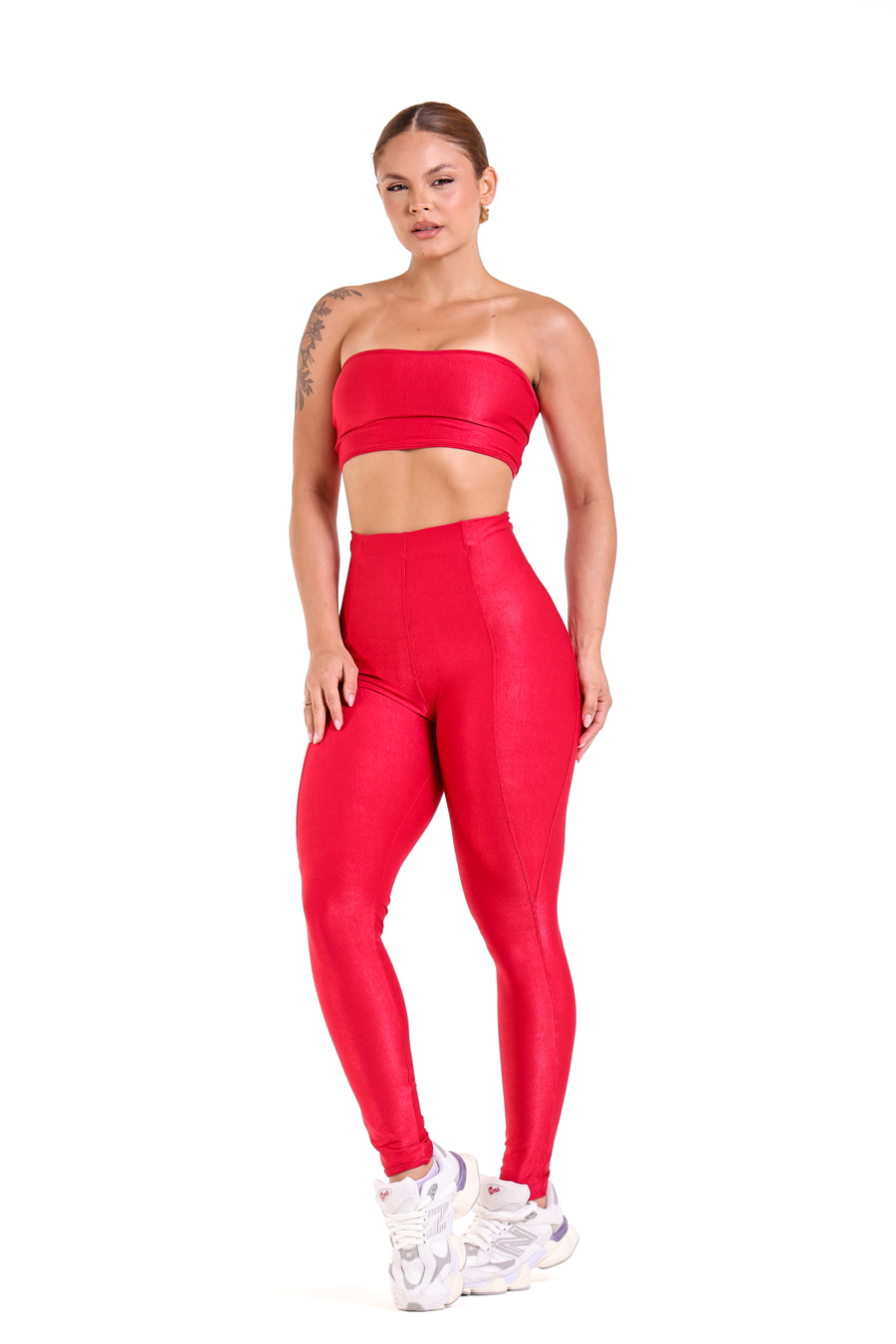 Conjunto legging com top faixa vermelho — cor forte que chama atenção na lista de transmissão