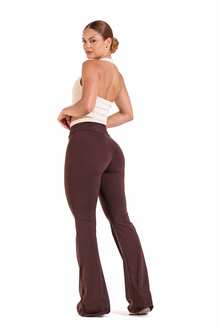 Conjunto calça flare bicolor creme e chocolate, costas