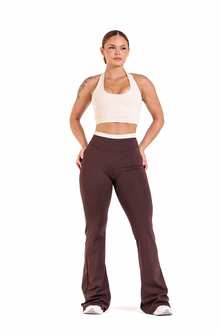 Conjunto calça flare bicolor creme e chocolate — cores terrosas em alta em 2026