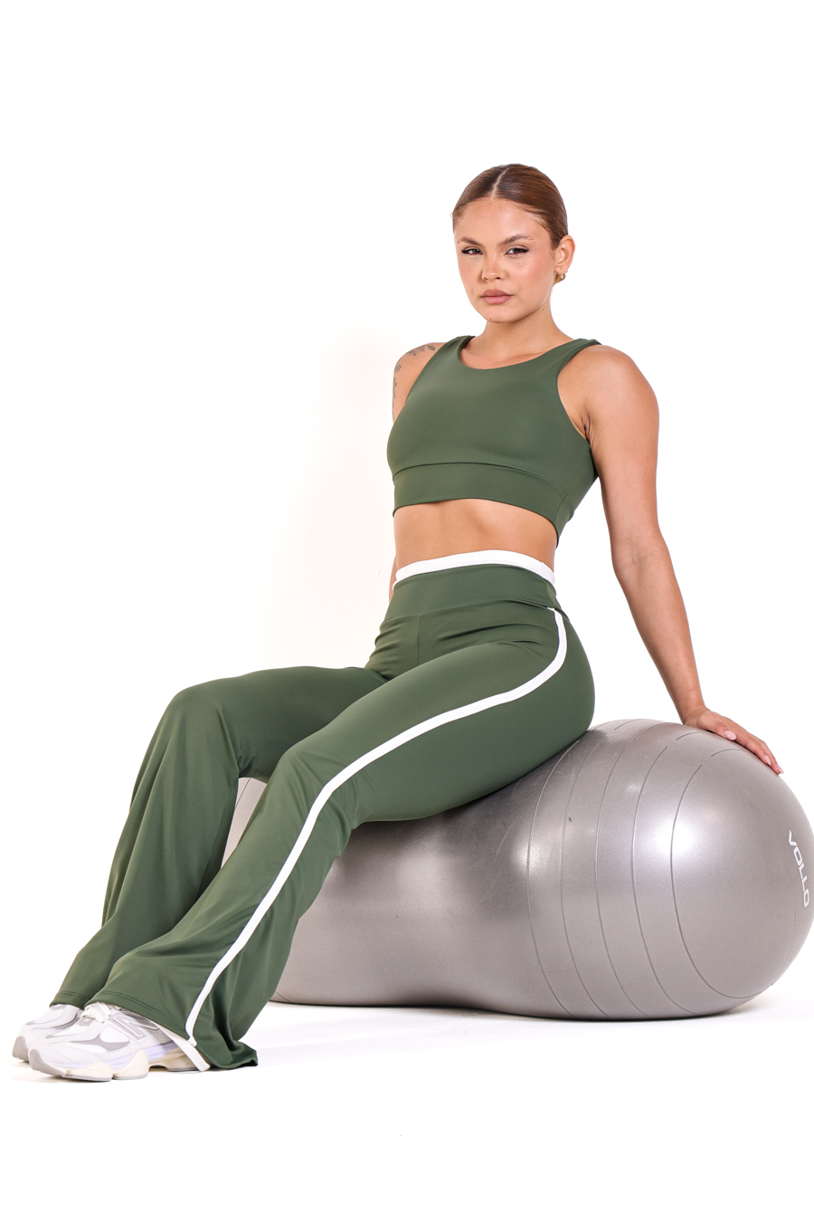 Conjunto top regata e calça flare verde militar, moda fitness atacado Cariacica, BFF Fitness