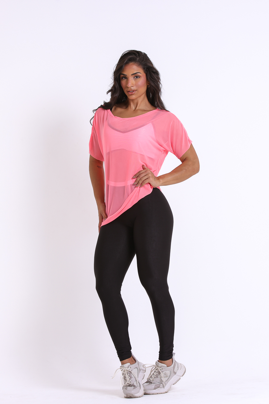 Blusa de Tule Rosa Chá para academia, usada por cima de legging preta — BFF Fitness Atacado