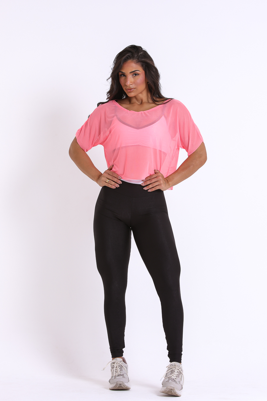 Regata cropped de tule rosa pink — peça leve pra compor o look no bazar