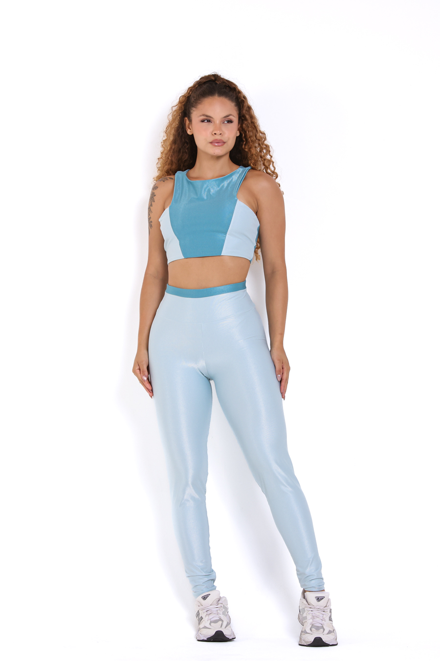 Conjunto legging azul-claro com top de recorte bicolor
