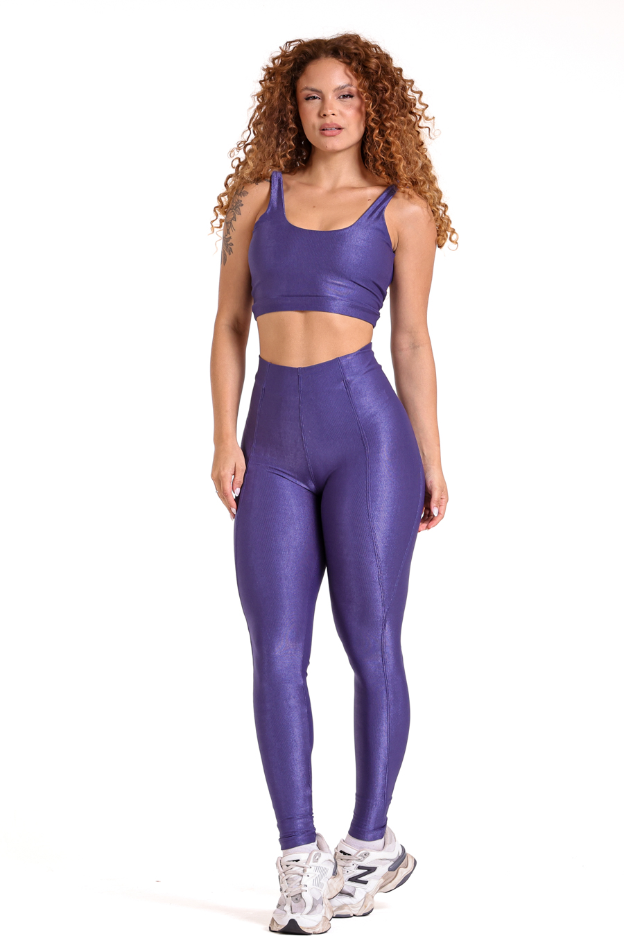 Conjunto feminino fitness poliamida texturizado com brilho — tendência de textura em 2026