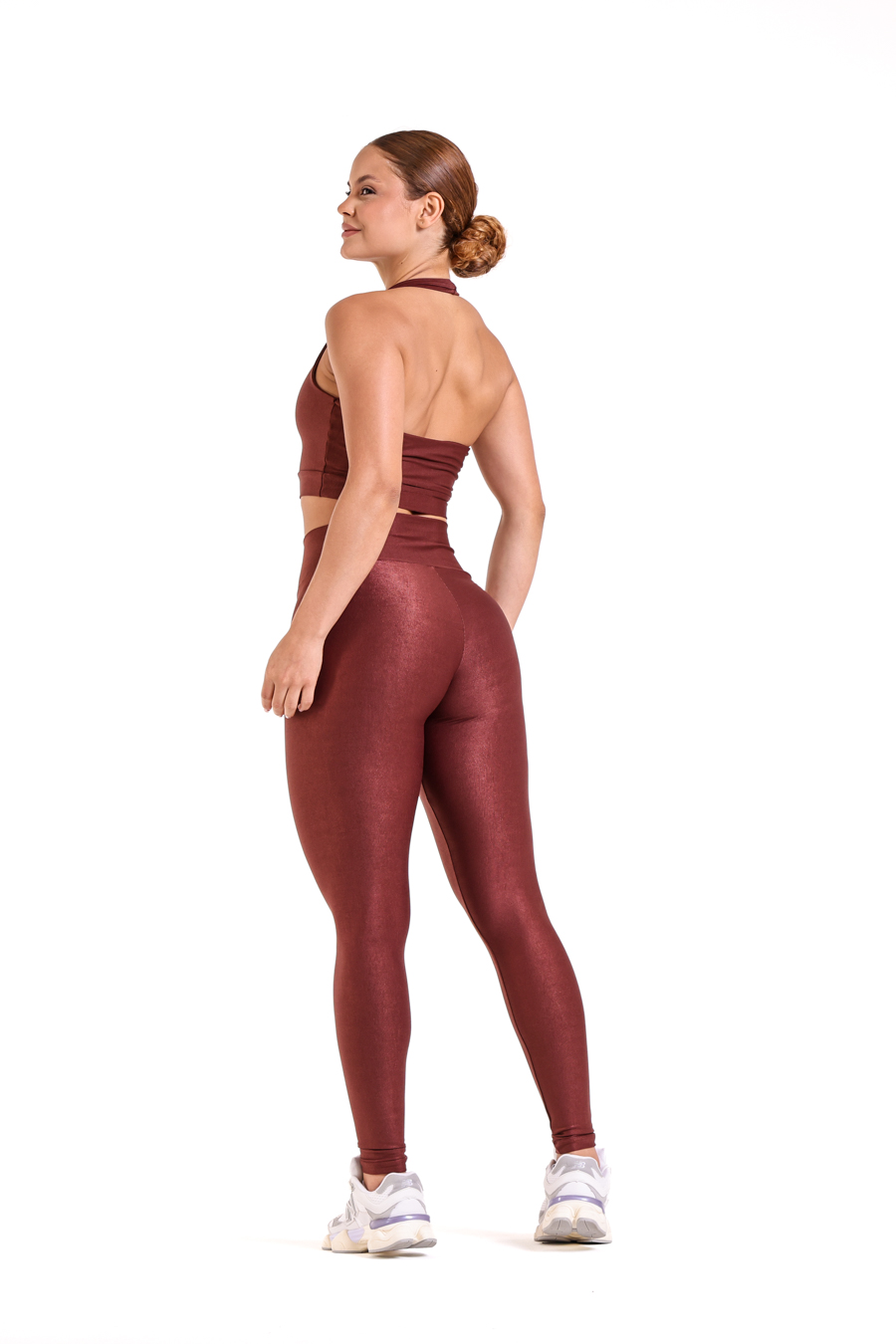 Conjunto de legging bordô cintura alta com top alça única, vista de costas: cada amiga escolhe o tamanho pela tabela de medidas antes de fechar o pedido