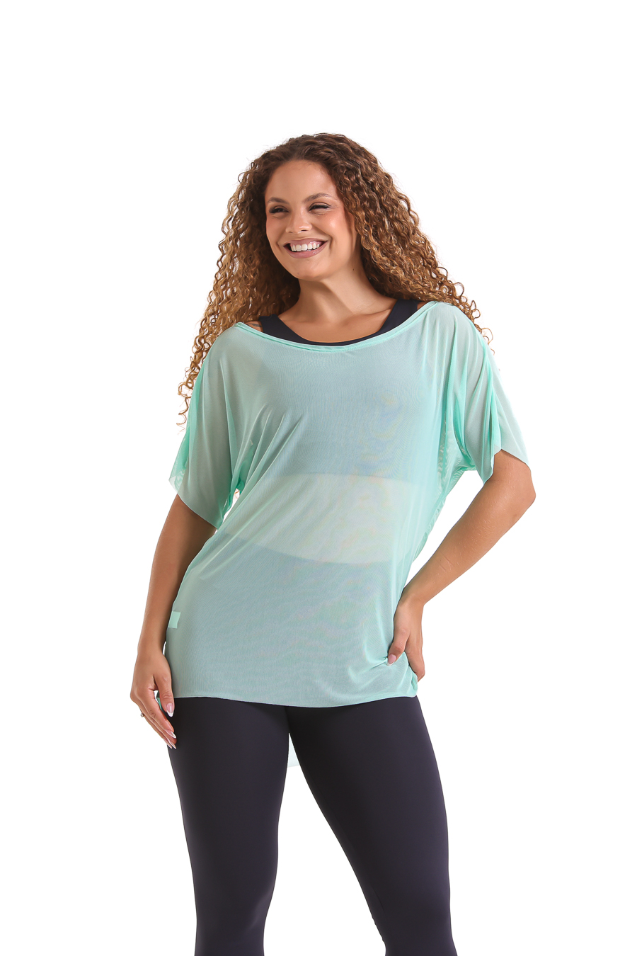 Blusa de tule verde água para academia usada por cima de conjunto preto — BFF Fitness Atacado